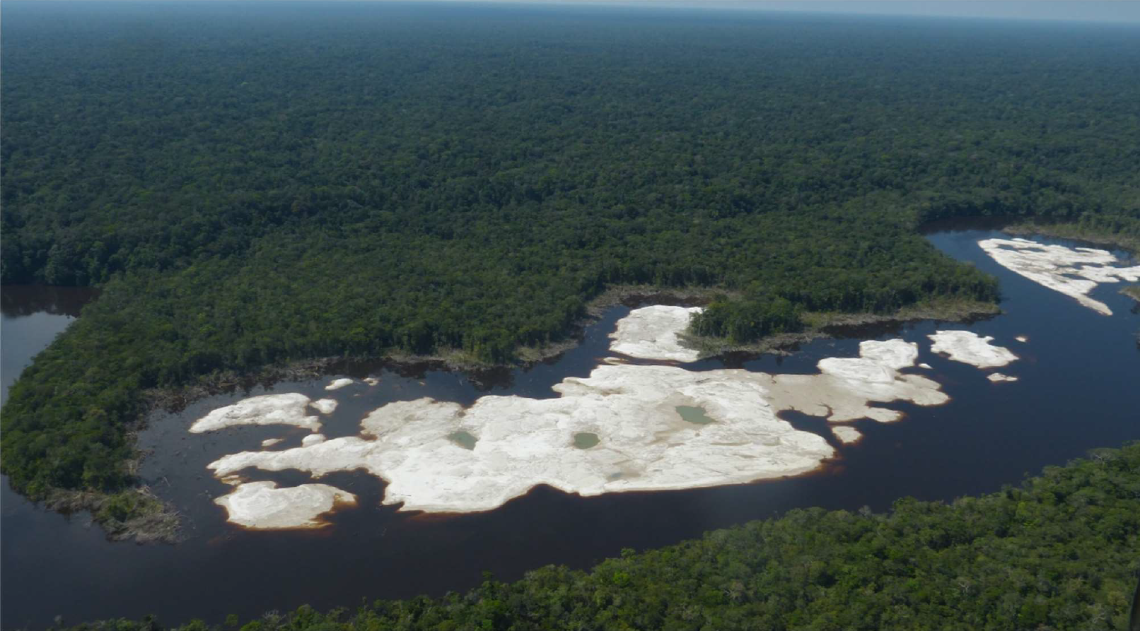 Minería artesanal ilegal crece desde hace 3 años en estación ecológica amazónica en la frontera con Colombia