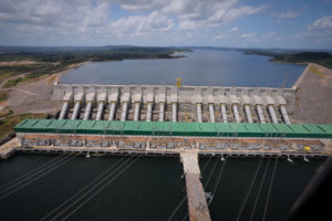 A Amazônia produz energia renovável para o país, mas consome diesel