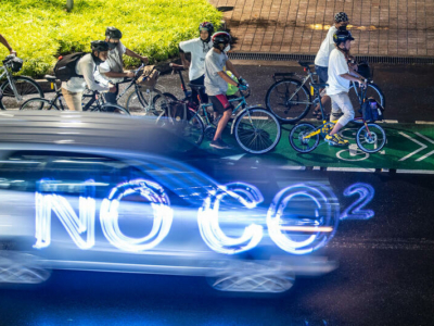 Em 2021, organizações internacionais e centenas de ciclistas ativistas realizaram um passeio noturno de bicicleta, em Jacarta, na Indonésia, por menos emissões de carbono.