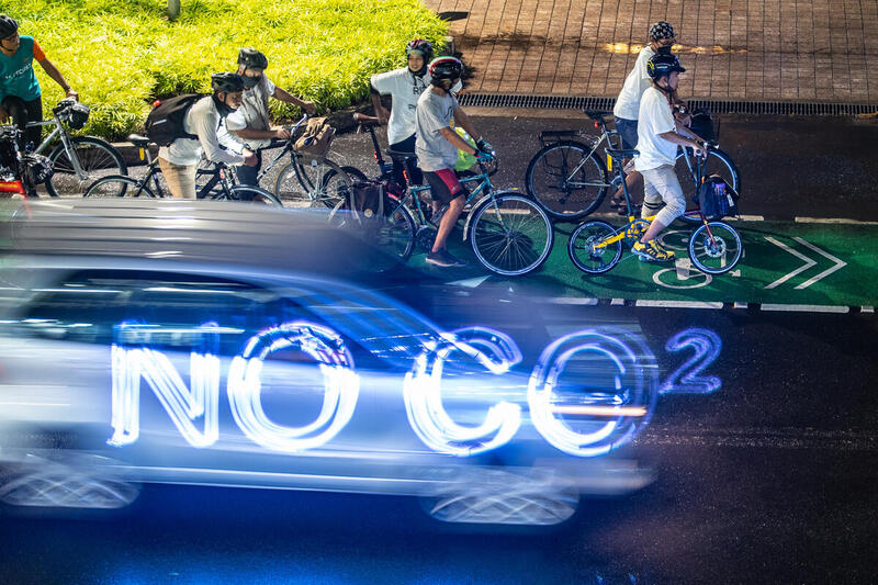 Em 2021, organizações internacionais e centenas de ciclistas ativistas realizaram um passeio noturno de bicicleta, em Jacarta, na Indonésia, por menos emissões de carbono.